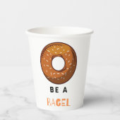 Sei ein Bagel Funny Food Pub Bagel Lover Design Pappbecher (Vorderseite)