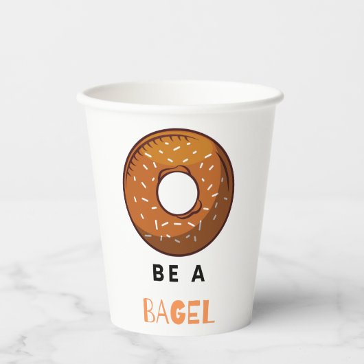 Sei ein Bagel Funny Food Pub Bagel Lover Design Pappbecher (Vorderseite)