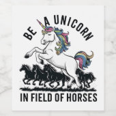 Sei ein Einhorn auf einem Pferdefeld (2) Weinetikett (Einzelnes Label)