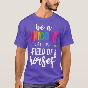 Sei ein Einhorn auf einem Pferdefeld T-Shirt
