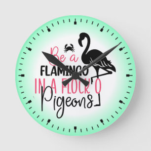 Sei ein Flamingo in einer Flock von Tauben-27308 Runde Wanduhr