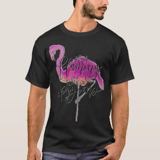 Sei ein Flamingo in einer Herde von Tauben Rosa Pr T-Shirt