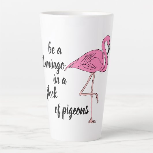Sei ein Flamingo in einer Schar Tauben Milchtasse (Vorderseite)