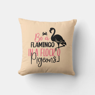 Sei ein Flamingo in einer Schar von Tauben-27308 Kissen