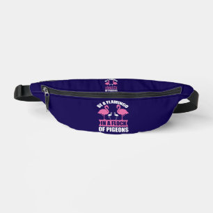 Sei ein Flamingo in einer Schar von Tauben Bauchtasche