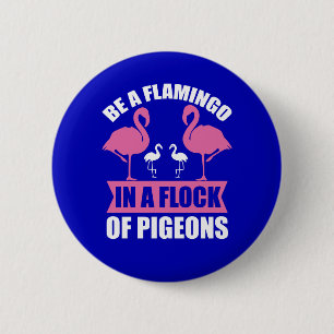 Sei ein Flamingo in einer Schar von Tauben Button