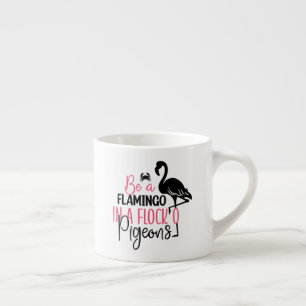 Sei ein Flamingo in einer Schar von Tauben Espressotasse