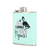 Sei ein Flamingo in einer Schar von Tauben Flachmann (Links)