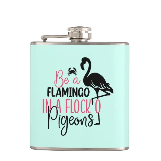 Sei ein Flamingo in einer Schar von Tauben Flachmann (Vorderseite)