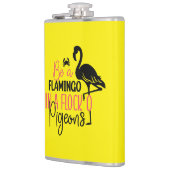Sei ein Flamingo in einer Schar von Tauben Flachmann (Links)