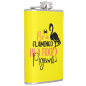 Sei ein Flamingo in einer Schar von Tauben Flachmann (Rechts)