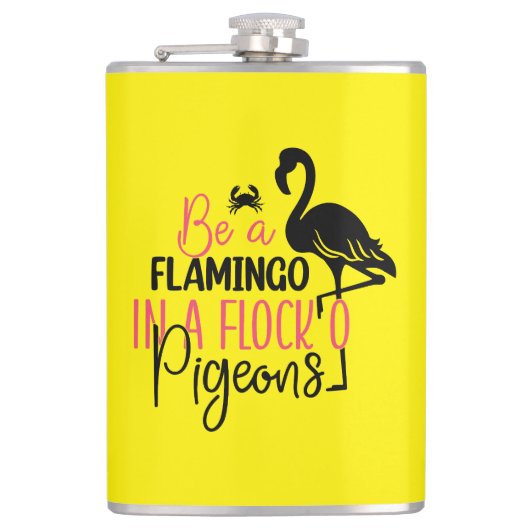 Sei ein Flamingo in einer Schar von Tauben Flachmann (Vorderseite)
