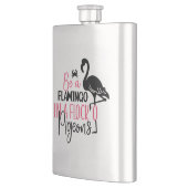 Sei ein Flamingo in einer Schar von Tauben Flachmann (Links)