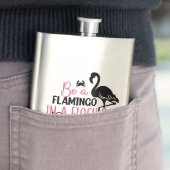 Sei ein Flamingo in einer Schar von Tauben Flachmann (Beispiel)