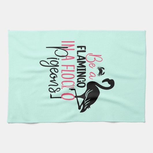 Sei ein Flamingo in einer Schar von Tauben Geschirrtuch (Horizontal)