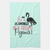 Sei ein Flamingo in einer Schar von Tauben Geschirrtuch (Vertikal)