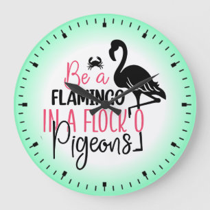 Sei ein Flamingo in einer Schar von Tauben Große Wanduhr