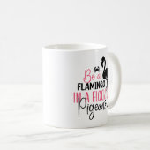 Sei ein Flamingo in einer Schar von Tauben Kaffeetasse (VorderseiteRechts)