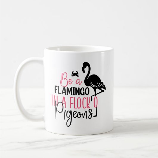 Sei ein Flamingo in einer Schar von Tauben Kaffeetasse (Links)
