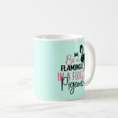 Sei ein Flamingo in einer Schar von Tauben Kaffeetasse (VorderseiteRechts)