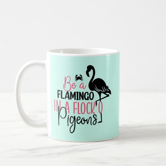 Sei ein Flamingo in einer Schar von Tauben Kaffeetasse (Links)