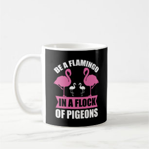 Sei ein Flamingo in einer Schar von Tauben Kaffeetasse