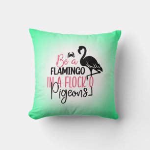 Sei ein Flamingo in einer Schar von Tauben Kissen