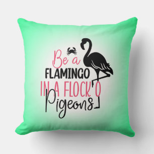 Sei ein Flamingo in einer Schar von Tauben Kissen