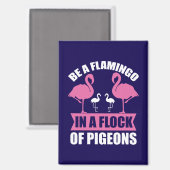Sei ein Flamingo in einer Schar von Tauben Magnet (Vorderseite/Rückseite)