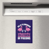 Sei ein Flamingo in einer Schar von Tauben Magnet (In Situ (Geschirrspüler))