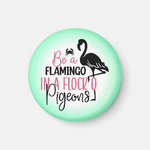 Sei ein Flamingo in einer Schar von Tauben Magnet