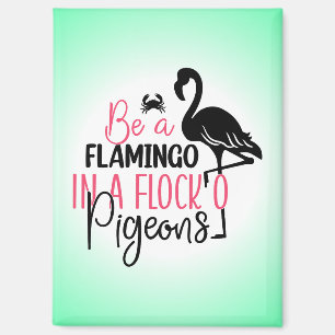 Sei ein Flamingo in einer Schar von Tauben Magnet
