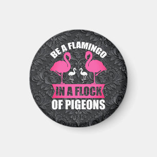 Sei ein Flamingo in einer Schar von Tauben Magnet