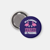 Sei ein Flamingo in einer Schar von Tauben Magnet (Vorderseite/Rückseite)