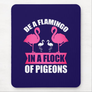 Sei ein Flamingo in einer Schar von Tauben Mousepad