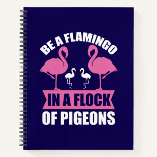 Sei ein Flamingo in einer Schar von Tauben Notizblock
