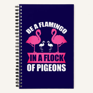 Sei ein Flamingo in einer Schar von Tauben Notizblock