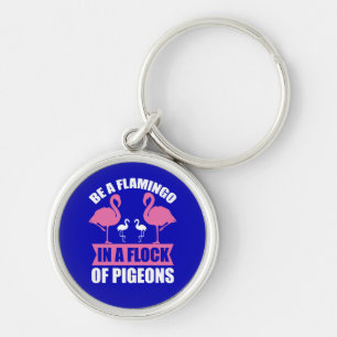 Sei ein Flamingo in einer Schar von Tauben Schlüsselanhänger