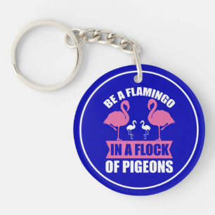 Sei ein Flamingo in einer Schar von Tauben Schlüsselanhänger