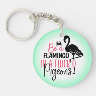 Sei ein Flamingo in einer Schar von Tauben Schlüsselanhänger
