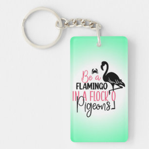 Sei ein Flamingo in einer Schar von Tauben Schlüsselanhänger