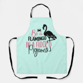 Sei ein Flamingo in einer Schar von Tauben Schürze (Vorderseite)