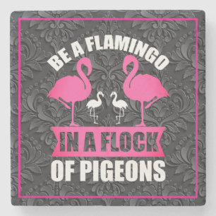 Sei ein Flamingo in einer Schar von Tauben Steinuntersetzer