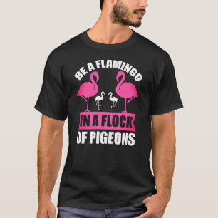 Sei ein Flamingo in einer Schar von Tauben T-Shirt