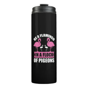 Sei ein Flamingo in einer Schar von Tauben Thermosbecher