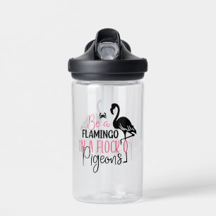 Sei ein Flamingo in einer Schar von Tauben Trinkflasche