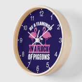 Sei ein Flamingo in einer Schar von Tauben Uhr (Winkel)