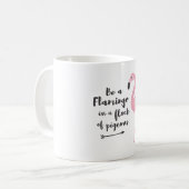 Sei ein Flamingo in einer Taubenherde Kaffeetasse (Vorderseite Links)