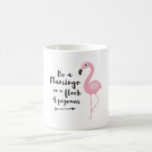 Sei ein Flamingo in einer Taubenherde Kaffeetasse (Mittel)