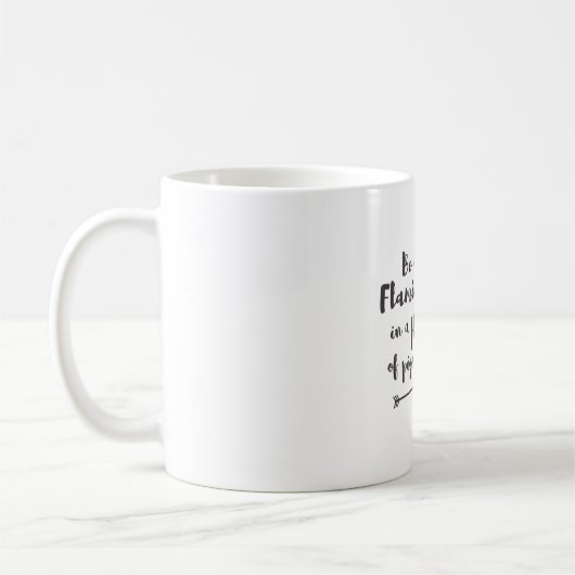 Sei ein Flamingo in einer Taubenherde Kaffeetasse (Links)